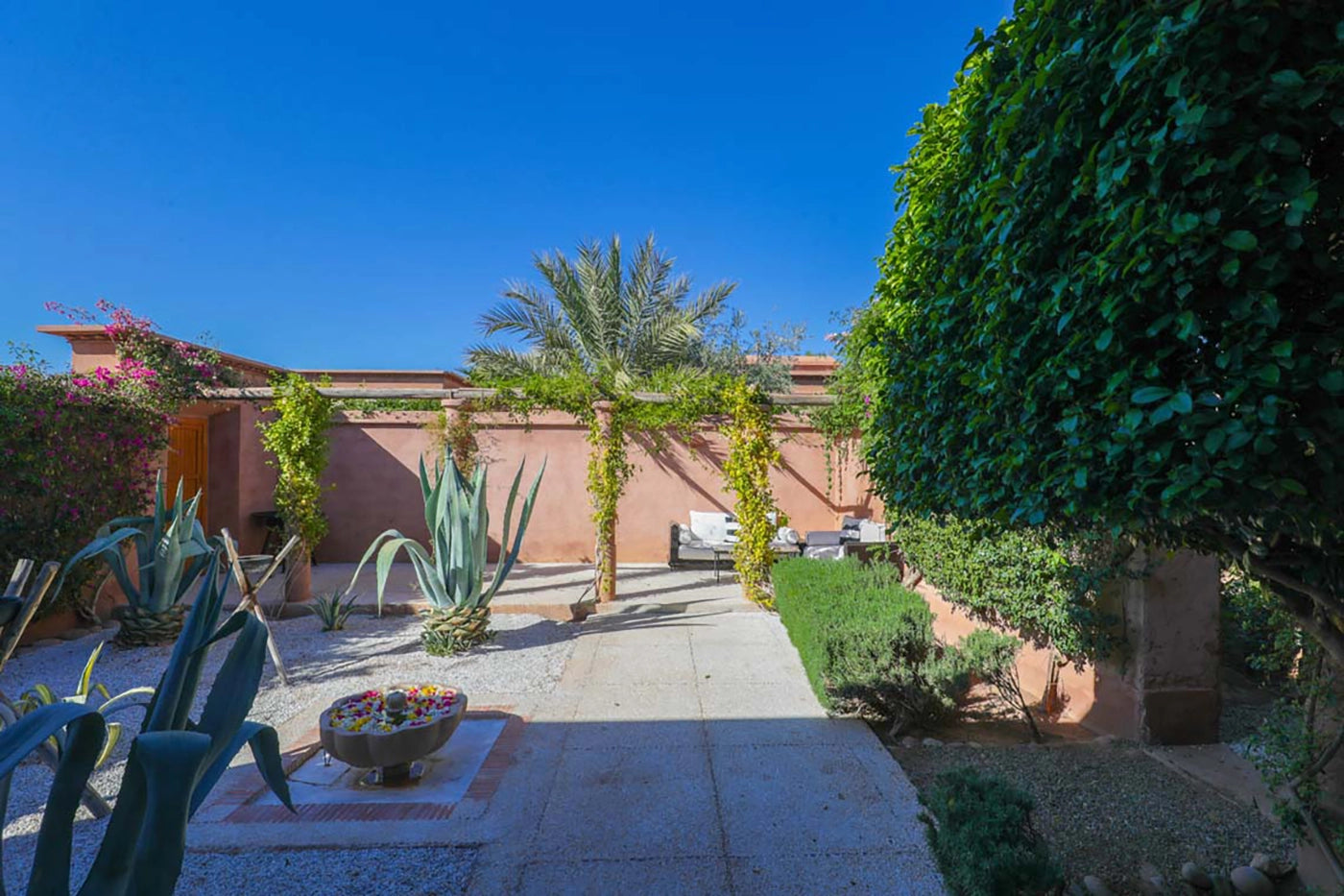 Villa Akhdar 18 – 3BR Palm Oasis with Heated Pool & Shared Domain Amenities