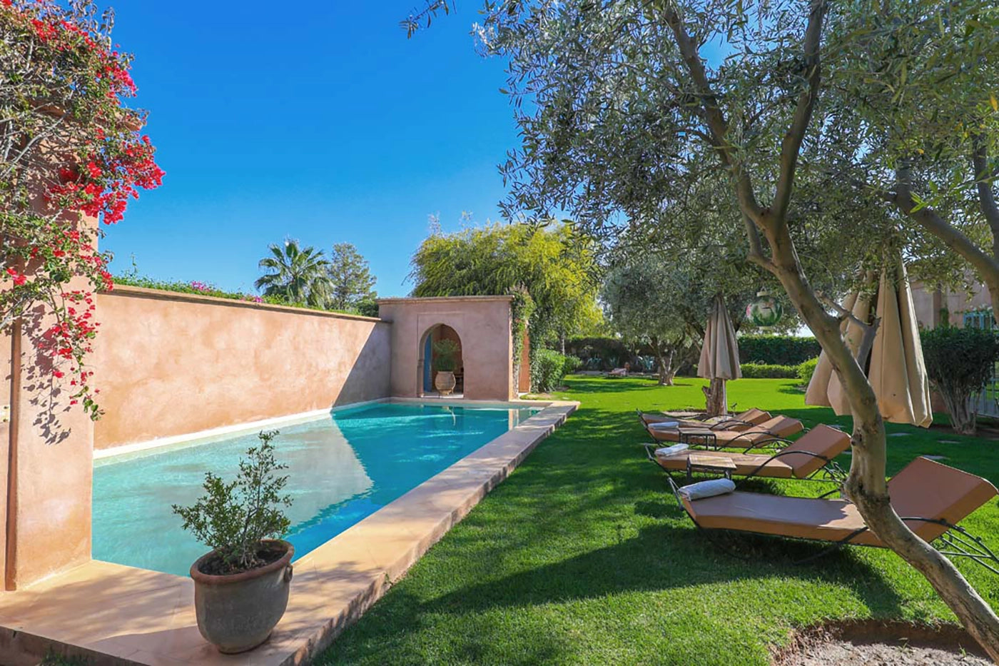 Villa Akhdar 18 – 3BR Palm Oasis with Heated Pool & Shared Domain Amenities