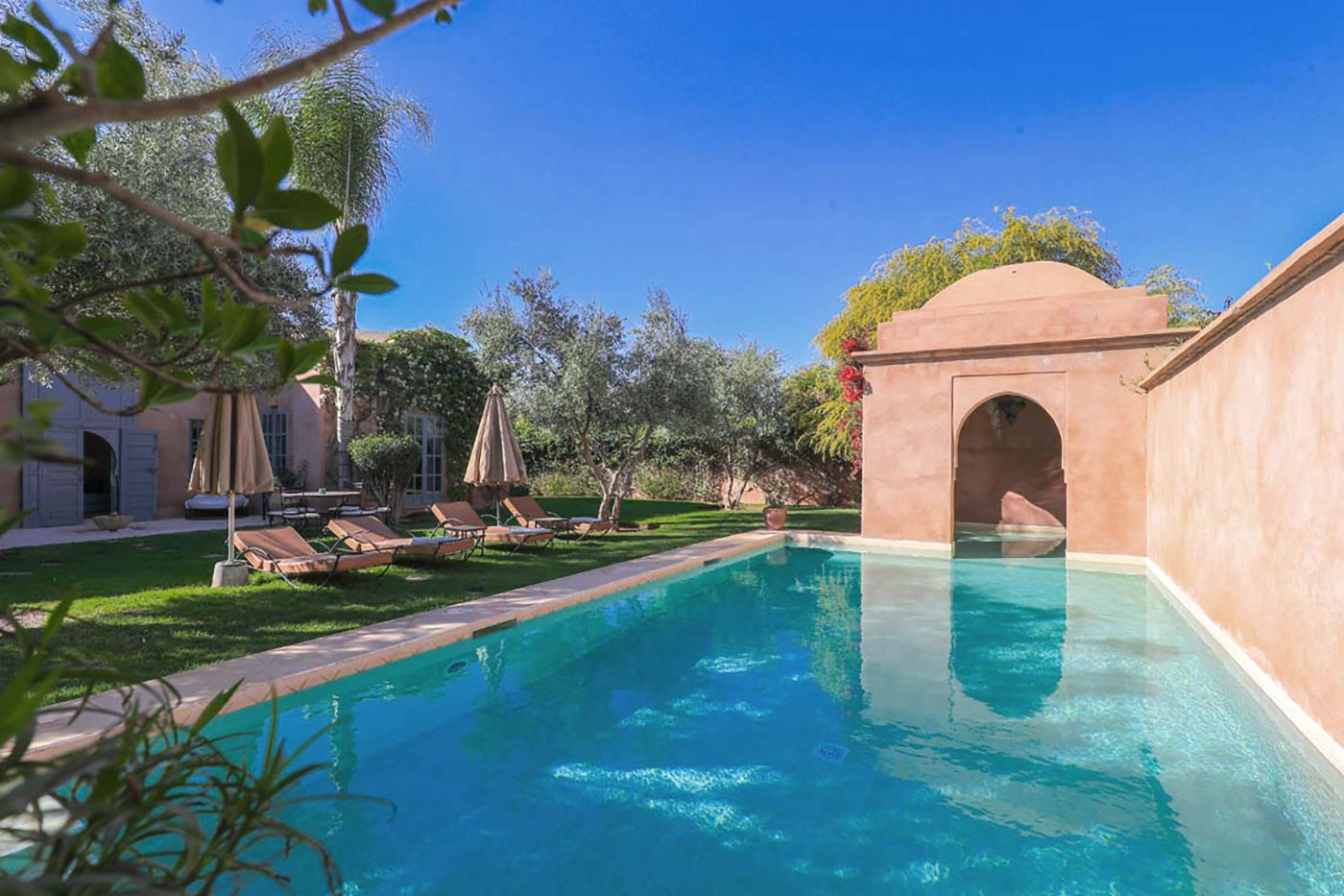 Villa Akhdar 18 – 3BR Palm Oasis with Heated Pool & Shared Domain Amenities