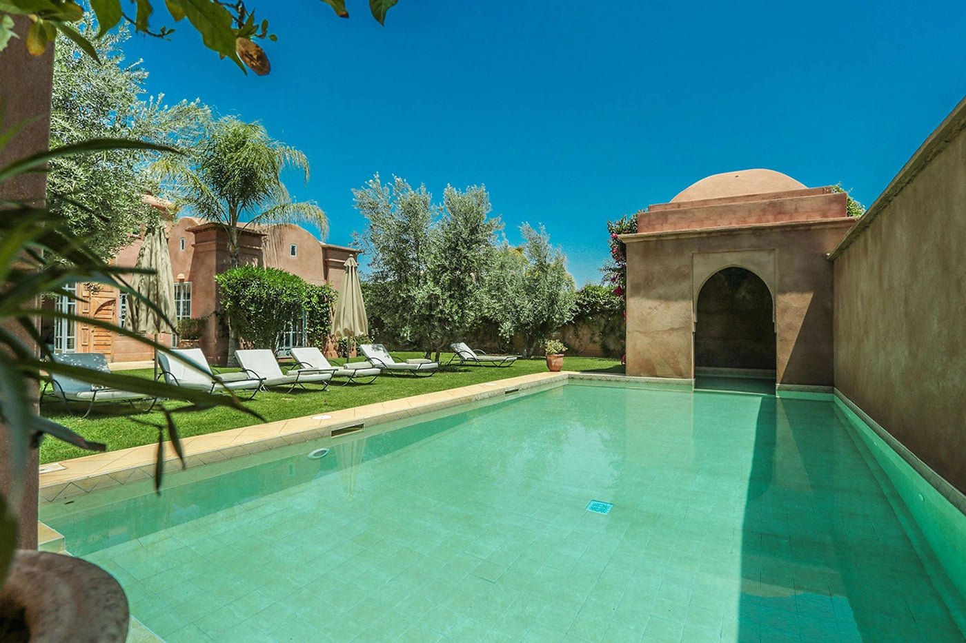 Villa Akhdar 18 – 3BR Palm Oasis with Heated Pool & Shared Domain Amenities